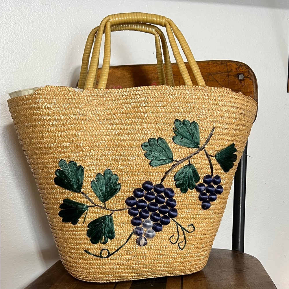 Straw woven wicker tote handbag vintage 70’s 70’s grape design and handles